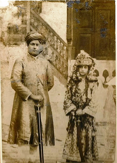 Bahadur Yar Jung with brother at his wedding
